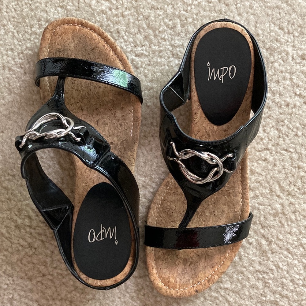 Like new black patent thong sandal